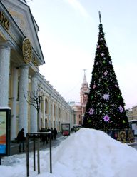 Abeto de Navidad al lado de Gostiny Dvor