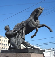 Una de las esculturas del puente Anichkov en San Petersburgo