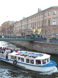 Paseo en barco tur�stico por los canales de Sant Petesburgo