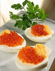 Caviar rojo encima de un huevo, plato ruso