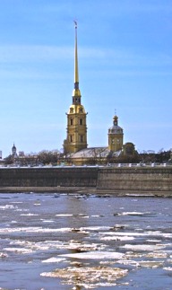 Fortaleza y el deshielo en el rio Neva en Sant Petersburgo