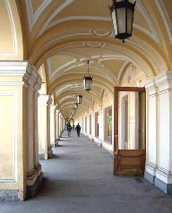 Galeras tpicas de Gostiny Dvor, grandes almacenes mas antiguos de San Petersburgo, Rusia