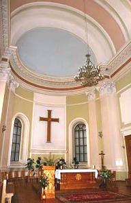 El interior de la iglesia catolica en San Petersburgo
