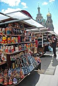Mercadillo de souvenirs (recuerdos) en San Petersburgo