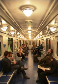 Dentro de un vagn de metro en San Petersburgo