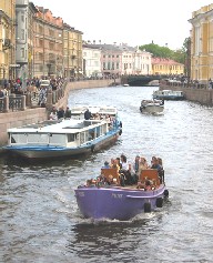 Paseos en barcos por los canales en verano