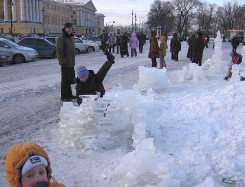 Los nios rusos construyen casas de hielo