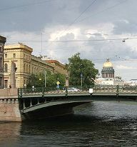 El puente de los Besos en San Petersburgo, río Moika