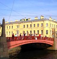 El puente Rojo en San Petersburgo