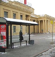 Parada de autobus en el aeropuerto Pulkovo 2