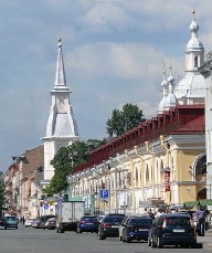 El mercado y la iglesia de Andrés en la Isla Vasilievski