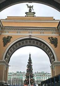 El arbol de Navidad (Abeto) en la Plaza del Palacio de San Petersburgo
