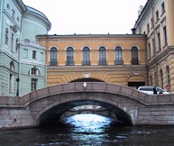 El canal de invierno en San Petersburgo recuerda Venecia